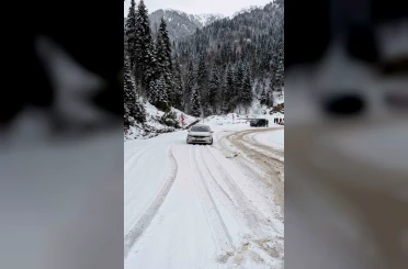 Sinop’ta kar yağışı etkili oldu, sürücüler zor anlar yaşadı 