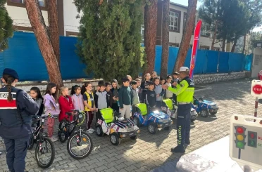 Sinop’ta minikler trafiği eğlenerek öğrendi 