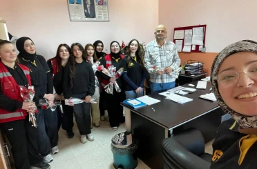 Sinop’ta öğrencilerden öğretmenlere çiçek 