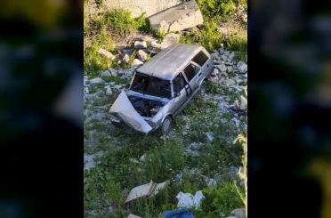 Sinop’ta otomobil şarampole uçtu: 2 yaralı 