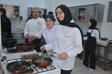 Sinop’ta üniversite öğrencilerinden "hamsi köftesi" yarışması 