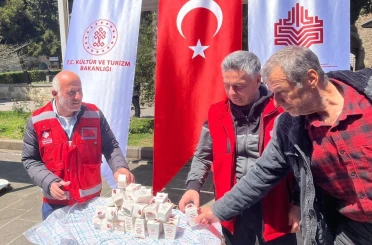 Sinop’ta Vakıf Haftası programında vatandaşlara lokum ikram edildi 