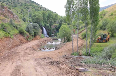 Sırakayalar Şelalesi’nde çevre düzenleme çalışmaları sürüyor 