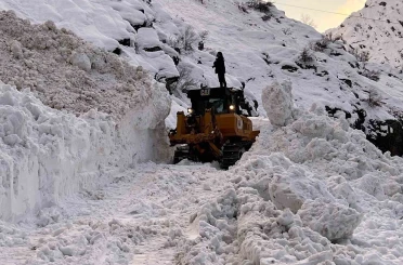 Şırnak’ta çığ nedeniyle kapanan yol ulaşıma açıldı 