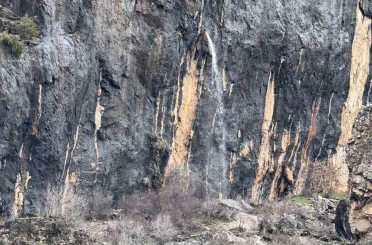 Şırnak’ta kayanın içinden dökülen sular hayran bırakıyor 