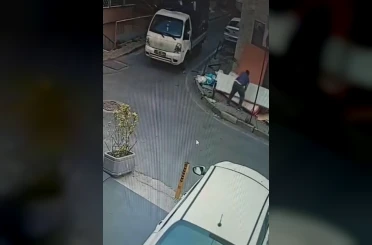 Şişli’de kamyonetten indirdiği atık eşyaları sokağa böyle bıraktılar 