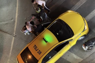 Şişli’de taksi şoförüyle motosikletli arasındaki yol verme tartışması kameraya yansıdı 
