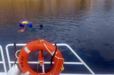 Şişme lastik botla denize açılan iki kişi sürüklenmeye başlayınca yardım çağrısı yaptı 