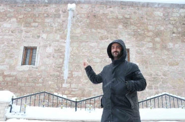 Sivas buz kesti, 3 metrelik buz sarkıtları oluştu 