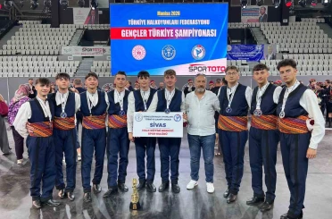 Sivas Halk Oyunları ekibi Türkiye şampiyonu oldu 