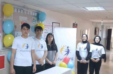 Sivas merkezli 6 ülkede 16 öğretmen iş birliğinde gençler dijital çağa hazırlanıyor 