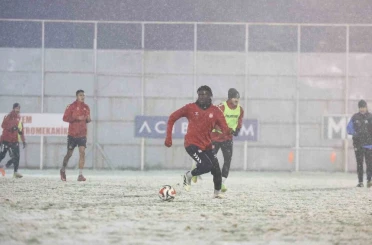 Sivasspor kar altında çalıştı 