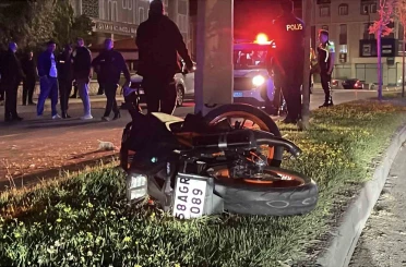 Sivas’ta aydınlatma direğine çarpan motosikletteki 2 kişi yola savruldu: 2 ağır yaralı 