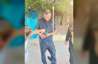 Sivas’ta boruya sıkışan kuşu itfaiye kurtardı 