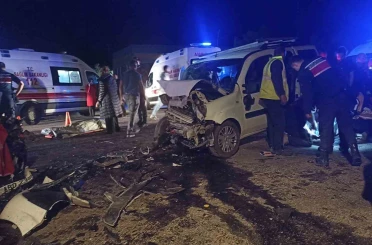 Sivas’ta iki araç kafa kafaya çarpıştı: 1 ölü, 3’ü ağır 7 yaralı (GÜNCELLEME) 