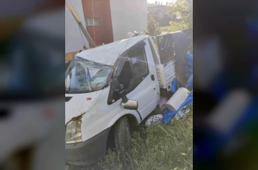 Sivas’ta kontrolden çıkan kamyonet duvara çarptı: 4 yaralı 