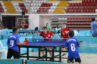 Sivas’ta masa tenisi rüzgarı 