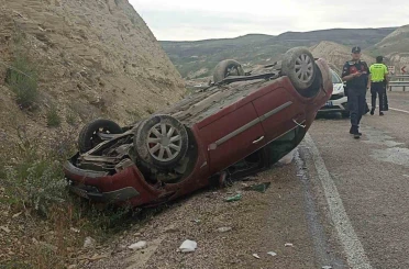 Sivas’ta otomobil takla attı: 2’si ağır 3 kişi yaralandı 