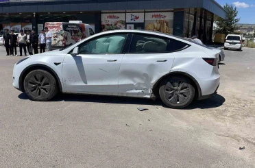 Sivas’ta otomobiller çarpıştı: 3 yaralı 