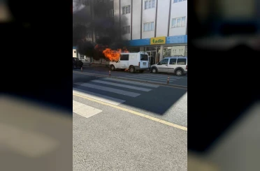Sivas’ta park halindeki minibüs alev alev yandı 