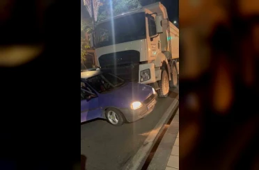Sivas’ta seyir halindeki kamyon otomobile çarptı 
