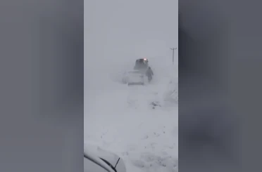 Sivas’ta yoğun kar ve tipi nedeniyle bazı yollar ulaşıma kapatıldı 