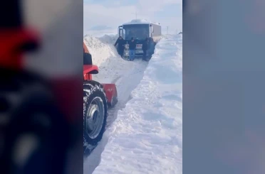 Sivas’ta yolcu midibüsü kara saplandı, mahsur kalanları muhtar kurtardı 