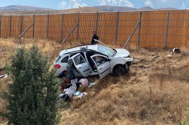 Sivas’ta yoldan çıkan araçtaki 1’i bebek 4 kişi yaralandı 