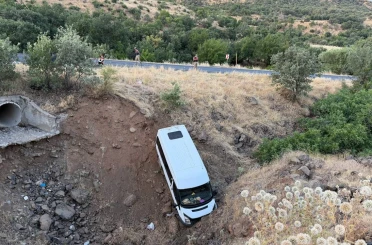 Siverek’te işçi minibüsü şarampole düştü: 4 yaralı 
