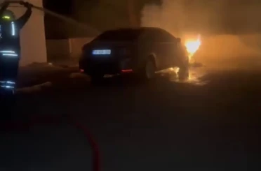 Siverek’te park halindeki otomobil alevlere teslim oldu 