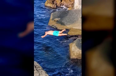 Soğuk havaya aldırış etmeden denize girdi 