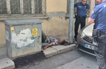 Sokak ortasında elinde tabancayla hareketsiz yatan genç paniğe neden oldu 