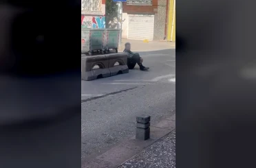 Sokak ortasında hareketsiz duran şahıs tedirginliğe yol açtı 