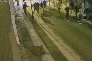 Sokak ortasında öldüresiye adam dövdüler