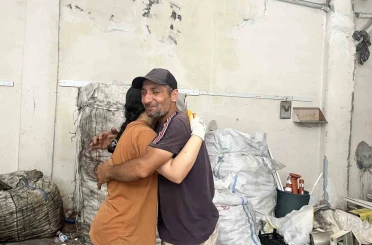 Sokaklarda kağıt toplayarak okuttuğu kızı, üniversiteyi birincilikle bitirdi 
