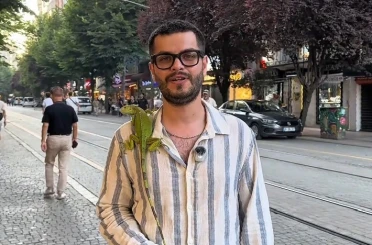 Sokakta iguana gören çocuklar yanına koştu 