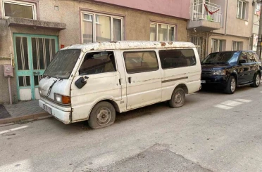 Sokakta terk edilen panelvan araç 