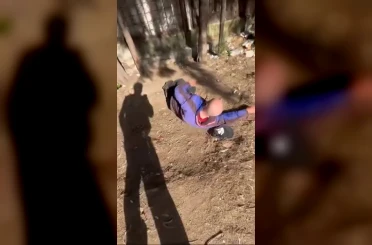 Sokakta uyuyan yaşlı adamın yüzüne tekme atıp paylaşan 2 şüpheli gözaltında 