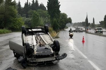 Söke Kuşadası yolu üzerinde otomobil takla attı 