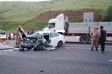 Solhan’da tır ile otomobil kafa kafaya çarpıştı: 3 yaralı 