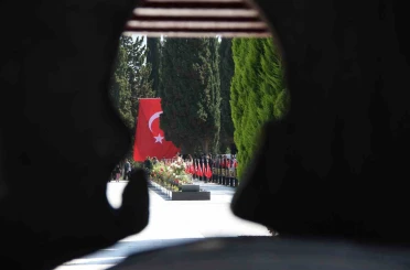 Soma maden şehitleri mezarları başında anıldı 