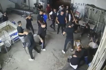 Sopa, kürek ve av tüfekli meydan savaşını andıran kavga kamerada