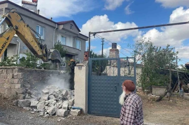 Sorgun Belediyesi kaçak yapıları yıkıyor 
