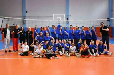 Sporcular ve anneleri aynı sahada buluştu 