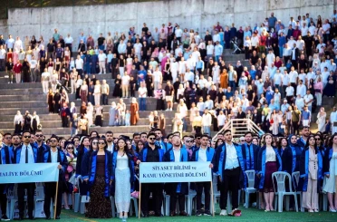 Stadyumu dolduran aileler, çocuklarının mezuniyet heyecanına ortak oldu 