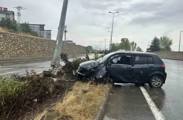Su birikintisine kapılan araç, refüjde aydınlatma direğine çarptı: 3 yaralı 