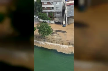 Su borusu patladı, yollar göle döndü 