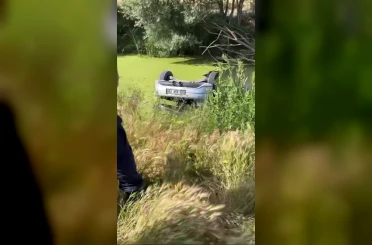 Su dolu drenaj kuyusuna gömülü otomobilden 2 ceset çıktı 
