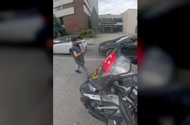 Su satan çocuk, camında Türk bayrağı olan motosikletliye su hediye etmek istedi 