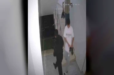 Suç makinesi çocuk hırsızlar çaldıkları ayakkabıların kalitesini kontrol ederken kameraya yakalandı 